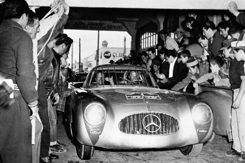Carrera Panamericana, Mexico, 1952. Das Siegerteam: Karl Kling und Hans Klenk mit Mercedes-Benz Typ 300 SL (W 194, 1952).